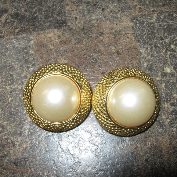 Designer Inspired Vintage Pearl Gold Clip-On Earrings. - Picture 1 of 4